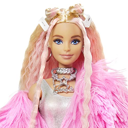 Ritratto della bambola barbie in abiti rosa e accessori per lo